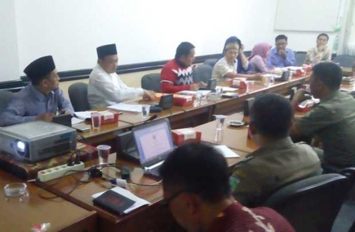 Pansus II DPRD Pasuruan: Sebagian Pasal Raperda Ketertiban Umum Bisa Bingungkan Masyarakat Pansus II DPRD Pasuruan: Sebagian Pasal Raperda Ketertiban Umum Bisa Bingungkan Masyarakat