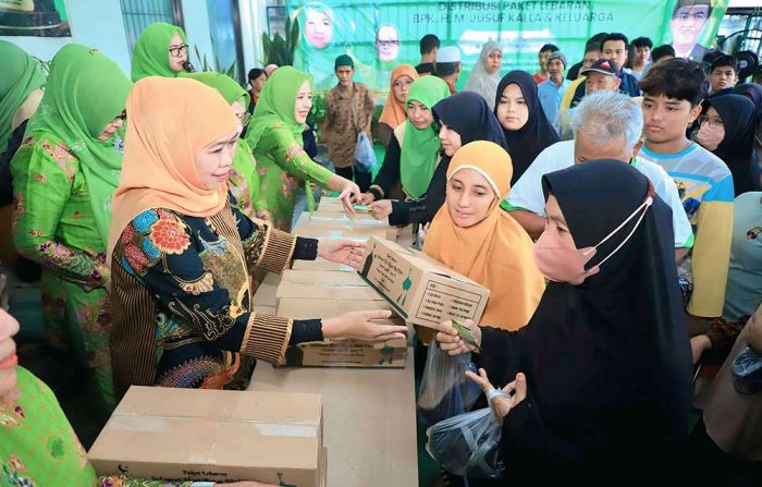 Khofifah dan Pimpinan Muslimat NU Bagikan 1.000 Paket Lebaran Keluarga Jusuf Kalla Khofifah dan Pimpinan Muslimat NU Bagikan 1.000 Paket Lebaran Keluarga Jusuf Kalla
