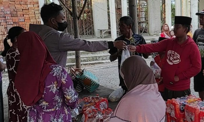 Panitia Masjid Al Mubarok Di Kediri Bagikan Ratusan Paket Takjil Panitia Masjid Al Mubarok Di Kediri Bagikan Ratusan Paket Takjil