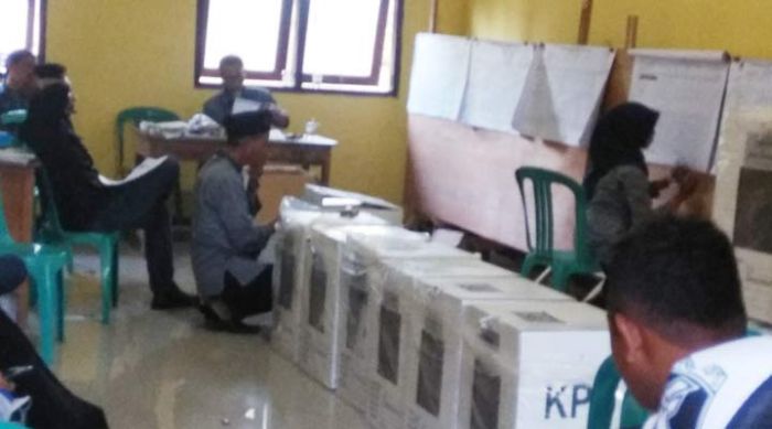 5 TPS di Lamongan Lakukan Penghitungan Suara Ulang 5 TPS di Lamongan Lakukan Penghitungan Suara Ulang