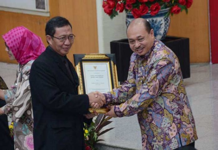 Pemkab Tuban Raih Penghargaan Swasti Saba Padapa dari Menteri Kesehatan Pemkab Tuban Raih Penghargaan Swasti Saba Padapa dari Menteri Kesehatan