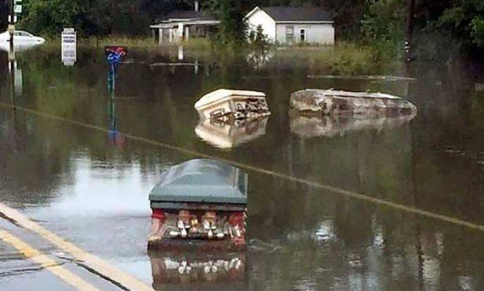 Banjir Louisiana mampu Cabut Peti Mati dari Kubur Banjir Louisiana mampu Cabut Peti Mati dari Kubur