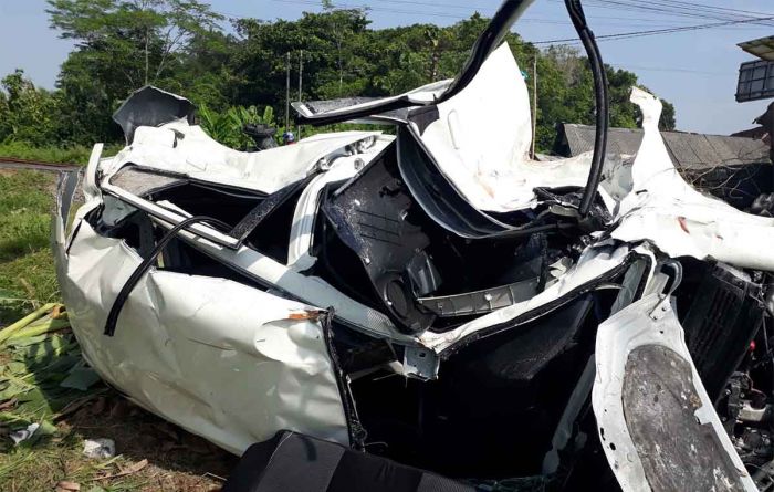 Ayla Tersambar Kereta Api di Sidoarjo, 1 Orang Luka Serius Ayla Tersambar Kereta Api di Sidoarjo, 1 Orang Luka Serius