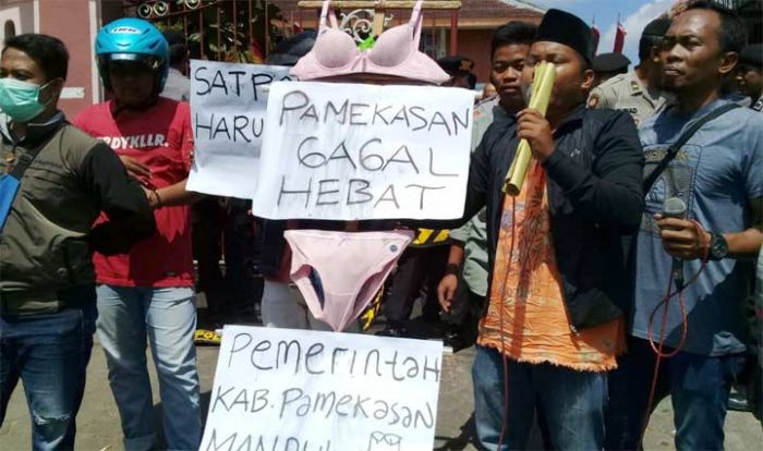 Demo Soroti Cafe Bodong, Puluhan Massa Bawa CD dan Kutang Pink untuk Bupati Pamekasan