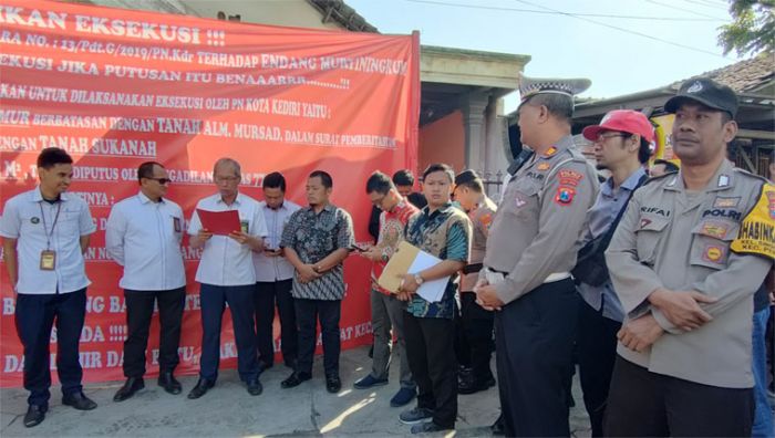 Meski Ada Keberatan, Eksekusi Tetap Dilaksanakan Atas Rumah si Penjual Rujak di Kediri Meski Ada Keberatan, Eksekusi Tetap Dilaksanakan Atas Rumah si Penjual Rujak di Kediri