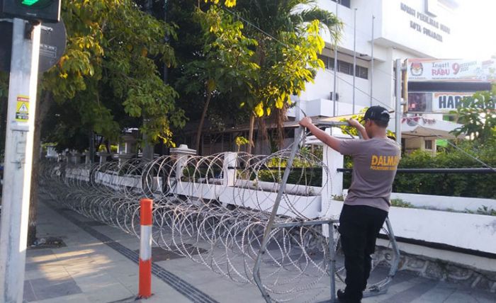Polrestabes Pasangi Kawat Berduri Kantor KPU Kota Surabaya Polrestabes Pasangi Kawat Berduri Kantor KPU Kota Surabaya