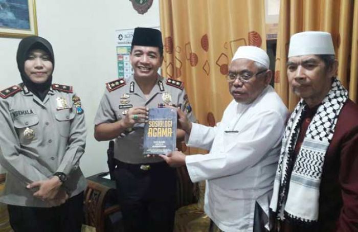 Pamitan, Kapolres Batu Terima Kenang-kenangan dari Ketua FKUB dan KH. Moh Martain Pamitan, Kapolres Batu Terima Kenang-kenangan dari Ketua FKUB dan KH. Moh Martain