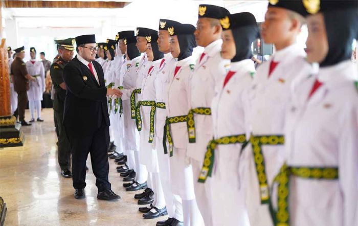 Mas Dhito Kukuhkan 75 Anggota Paskibraka Kabupaten Kediri Mas Dhito Kukuhkan 75 Anggota Paskibraka Kabupaten Kediri