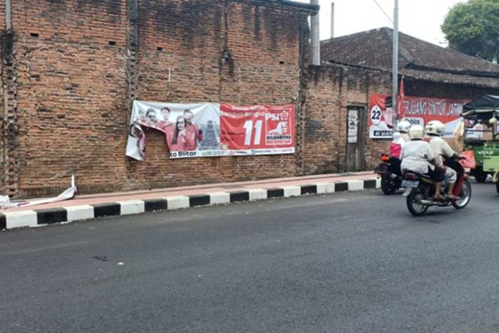 Sejumlah APK Milik Parpol di Blitar Roboh dan Sobek, atau Dirusak?