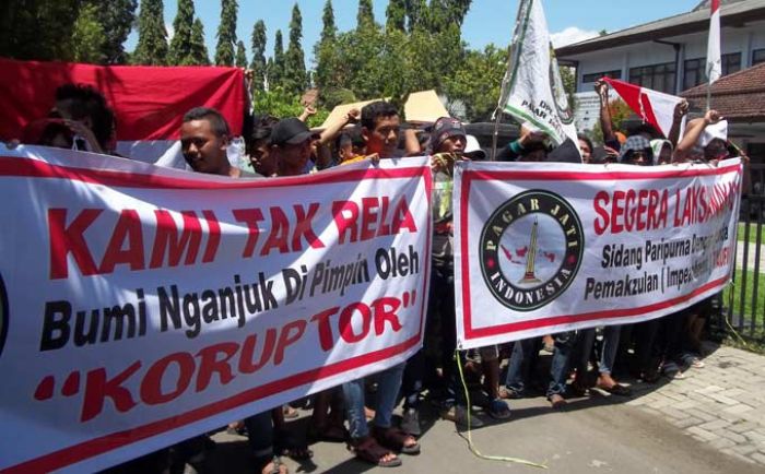 Tuntut Bupati Nganjuk Dicopot, Puluhan Massa Desak DPRD segera Gelar Paripurna