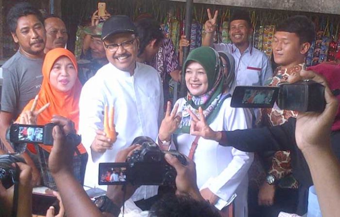 Gus Ipul Kunjungi Pedagang Pasar dan Pengerajin Tas di Desa Kedungmaling Mojokerto Gus Ipul Kunjungi Pedagang Pasar dan Pengerajin Tas di Desa Kedungmaling Mojokerto