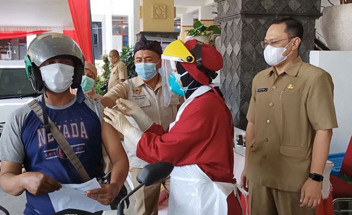 Wali Kota Kediri Tinjau Langsung Vaksinasi Drive Thru bagi Pengemudi Taksi dan Ojek Online Wali Kota Kediri Tinjau Langsung Vaksinasi Drive Thru bagi Pengemudi Taksi dan Ojek Online