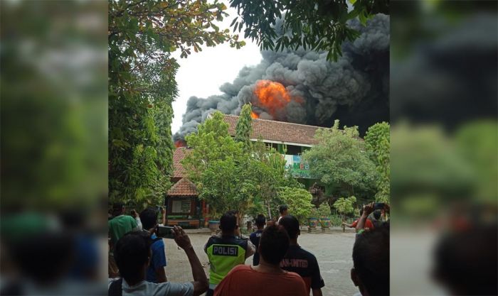 Lagi, Gudang Mebel di Pasuruan Kebakaran, Api Merambah ke Gedung SDN Gentong