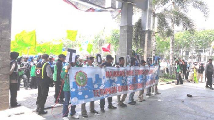 Ribuan Buruh Demo Pemkab Gresik, Tuntut UMK Naik 30% Ribuan Buruh Demo Pemkab Gresik, Tuntut UMK Naik 30%