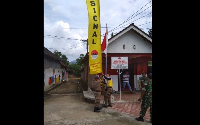 Tak Punya Izin, 42 Umbul-umbul Milik APTEV Dicopot Satpol PP Trenggalek Tak Punya Izin, 42 Umbul-umbul Milik APTEV Dicopot Satpol PP Trenggalek
