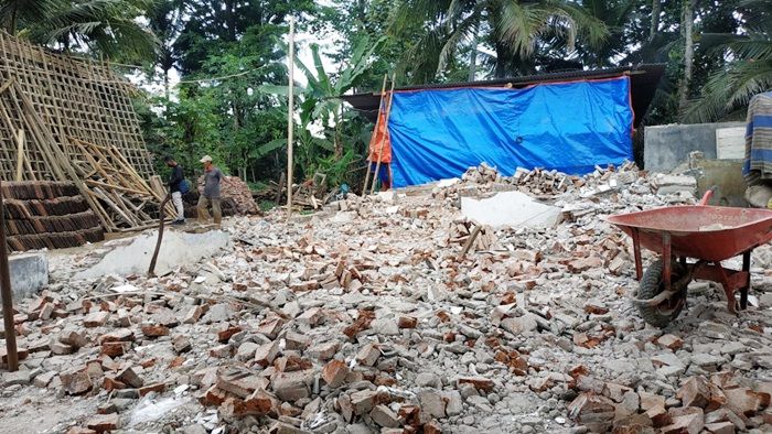 Rumah Warga Kesamben Blitar Roboh Pasca Gempa, Hingga Kini Belum Tersentuh Bantuan Rumah Warga Kesamben Blitar Roboh Pasca Gempa, Hingga Kini Belum Tersentuh Bantuan