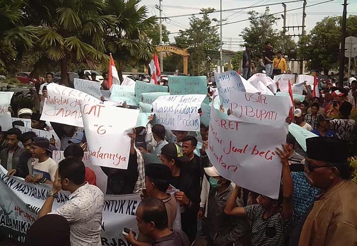 Tuntut Dugaan Mutasi Jabatan Bodong Diusut, Ratusan Warga Demo Kantor BKPSDA Tuntut Dugaan Mutasi Jabatan Bodong Diusut, Ratusan Warga Demo Kantor BKPSDA