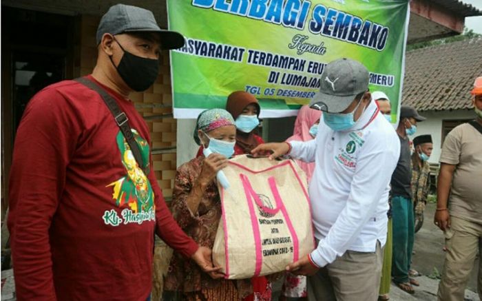Bagikan Sembako Kepada Warga Terdampak Erupsi Gunung Semeru, JKSN Lumajang Sisipkan Edukasi 3 M Bagikan Sembako Kepada Warga Terdampak Erupsi Gunung Semeru, JKSN Lumajang Sisipkan Edukasi 3 M