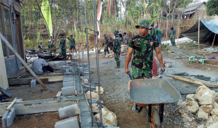 Wujudkan Kemanunggalan, TNI Bantu Pengecoran Masjid Wujudkan Kemanunggalan, TNI Bantu Pengecoran Masjid
