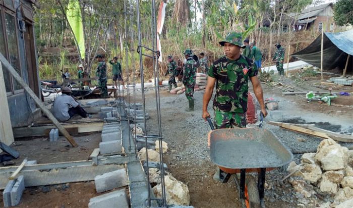 Wujudkan Kemanunggalan, TNI Bantu Pengecoran Masjid