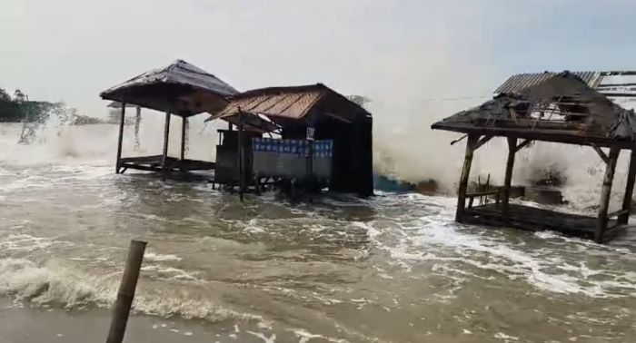 Banjir Rob Rusak Fasilitas Wisata Pantai Jumiang Pamekasan Banjir Rob Rusak Fasilitas Wisata Pantai Jumiang Pamekasan