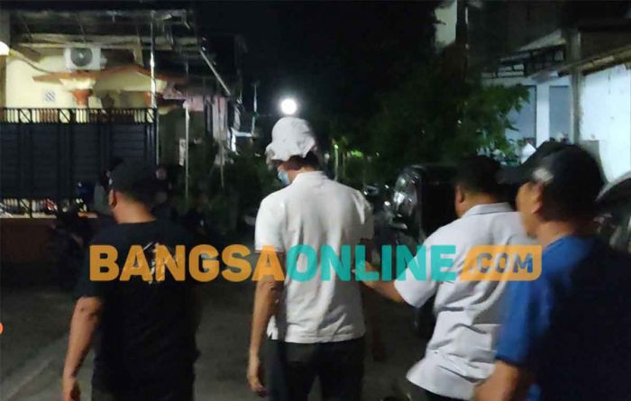 Polrestabes Surabaya Tangkap Buronan Terduga Kasus Penipuan dan Penggelapan di Kediri Polrestabes Surabaya Tangkap Buronan Terduga Kasus Penipuan dan Penggelapan di Kediri