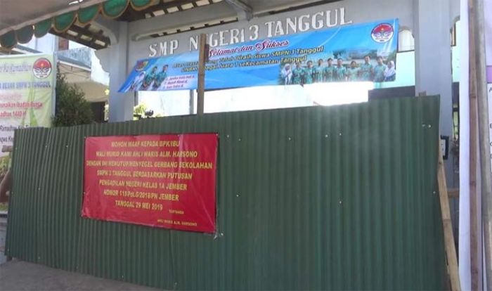 Ahli Waris Segel SMPN 3 Tanggul Jember, Siswa dan Calon Siswa Baru Jadi Korban Ahli Waris Segel SMPN 3 Tanggul Jember, Siswa dan Calon Siswa Baru Jadi Korban