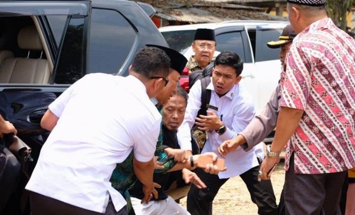Tafsir Al-Isra 101: Pak Wiranto, Pak Dandim, Semoga Tuhan Memberkahi Bapak Tafsir Al-Isra 101: Pak Wiranto, Pak Dandim, Semoga Tuhan Memberkahi Bapak