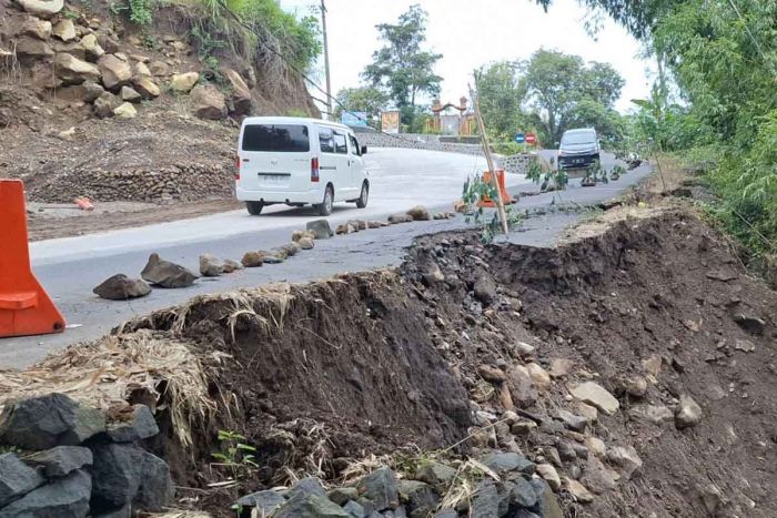 Jalur Alternatif Penghubung Ngawi-Magetan Longsor, Warga Diminta Waspada Jalur Alternatif Penghubung Ngawi-Magetan Longsor, Warga Diminta Waspada
