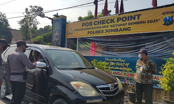 Hari Pertama Penyekatan di Jombang, Belasan Kendaraan Pemudik Terpaksa Putar Balik Hari Pertama Penyekatan di Jombang, Belasan Kendaraan Pemudik Terpaksa Putar Balik