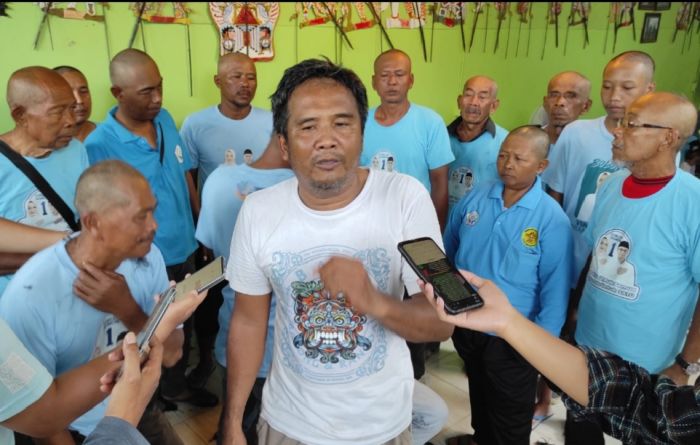 Jagoannya Menang Quick Count, Relawan Vinanda-Qowim Lakukan Aksi Cukur Gundul Jagoannya Menang Quick Count, Relawan Vinanda-Qowim Lakukan Aksi Cukur Gundul