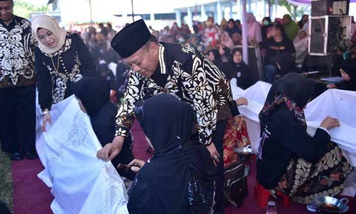 Harkop di Lamongan Diwarnai Mbatik Massal dan Ngulek Lele Penyet