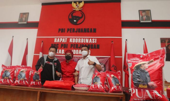 Indah Kurnia Salurkan Ribuan Paket Beras Puan Maharani Indah Kurnia Salurkan Ribuan Paket Beras Puan Maharani