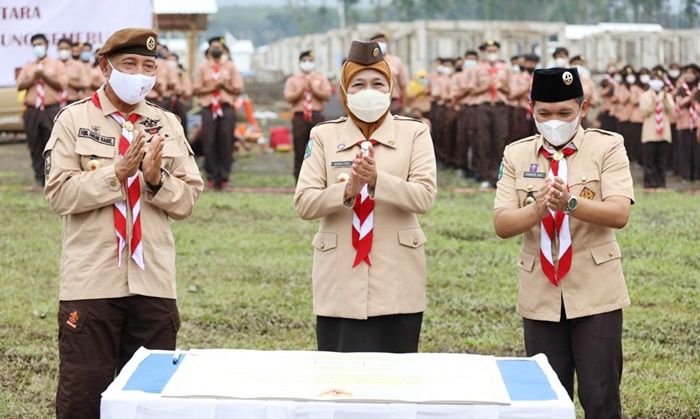 Resmikan Pembangunan 50 Huntara bagi Korban Semeru, Gubernur Khofifah Puji Gotong Royong Pramuka Resmikan Pembangunan 50 Huntara bagi Korban Semeru, Gubernur Khofifah Puji Gotong Royong Pramuka