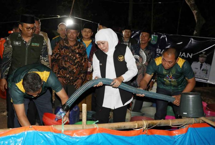 Gubernur Khofifah Distribusikan 10 Ribu Liter Air Bersih di Desa Pasrepan Pasuruan