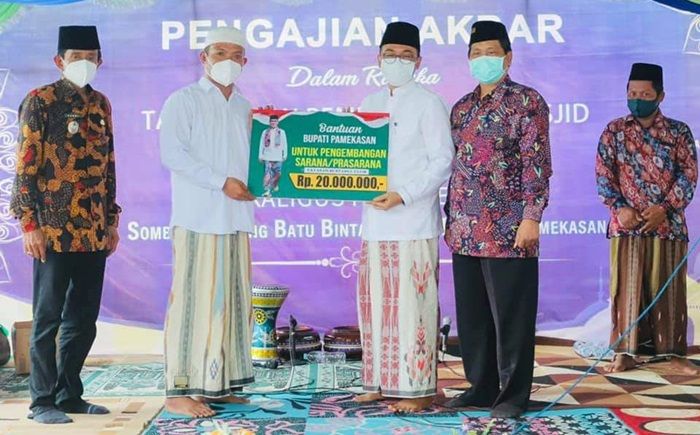 Bupati Pamekasan Beri Bantuan Pembangunan Masjid Darul Karomah Batumarmar Bupati Pamekasan Beri Bantuan Pembangunan Masjid Darul Karomah Batumarmar