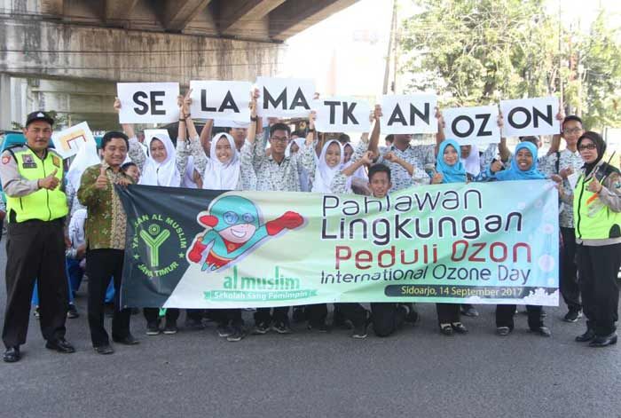 Peringati Hari Ozon, Siswa Al Muslim Sidoarjo Ajak Warga Kurangi Pemakaian AC Peringati Hari Ozon, Siswa Al Muslim Sidoarjo Ajak Warga Kurangi Pemakaian AC