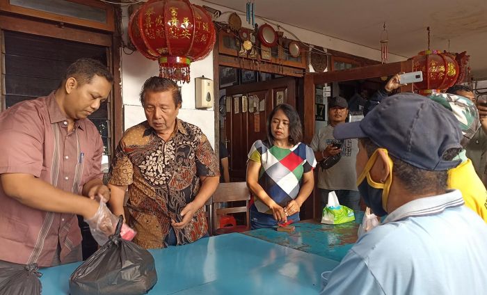 Ratusan Warga di Jombang Dapat Bantuan Sembako dari Pengusaha Tionghoa Ratusan Warga di Jombang Dapat Bantuan Sembako dari Pengusaha Tionghoa