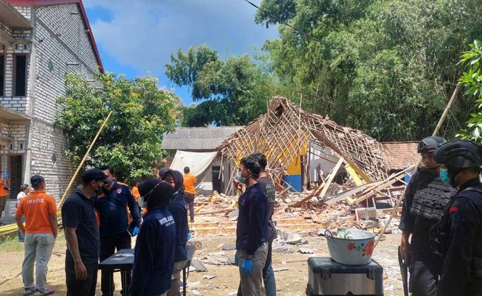 Gegana Temukan 5 Selongsong Petasan di Reruntuhan Rumah Bekas Ledakan Gegana Temukan 5 Selongsong Petasan di Reruntuhan Rumah Bekas Ledakan