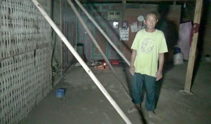 Puluhan Rumah di Ponorogo Rusak Pasca Diguyur Hujan Es Disertai Angin Kencang Puluhan Rumah di Ponorogo Rusak Pasca Diguyur Hujan Es Disertai Angin Kencang