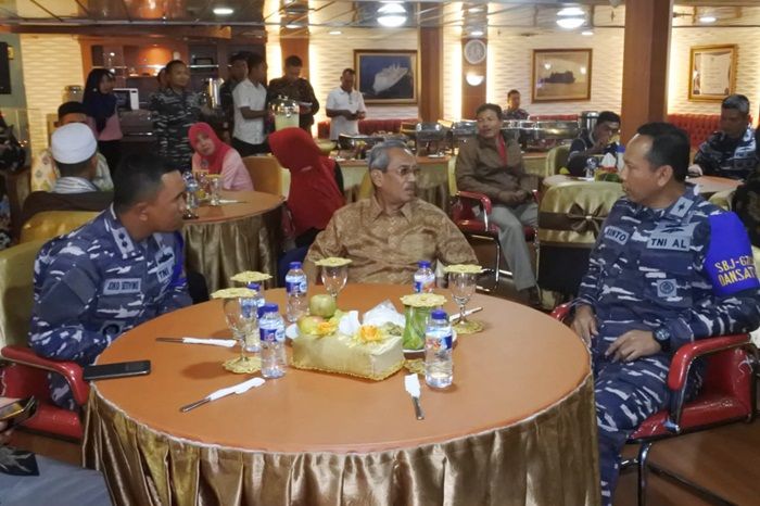 Dansatgas SBJ-67/2018 Terima Kedatangan Bupati Sumbawa di KRI dr Soeharso