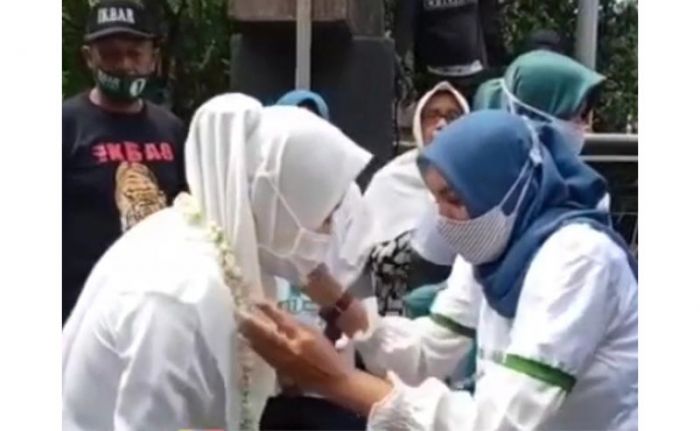Dokter Ikfina dan Gus Barra Sudah Sehati dengan Warga Ngoro untuk Menangkan Coblosan 9 Desember Dokter Ikfina dan Gus Barra Sudah Sehati dengan Warga Ngoro untuk Menangkan Coblosan 9 Desember