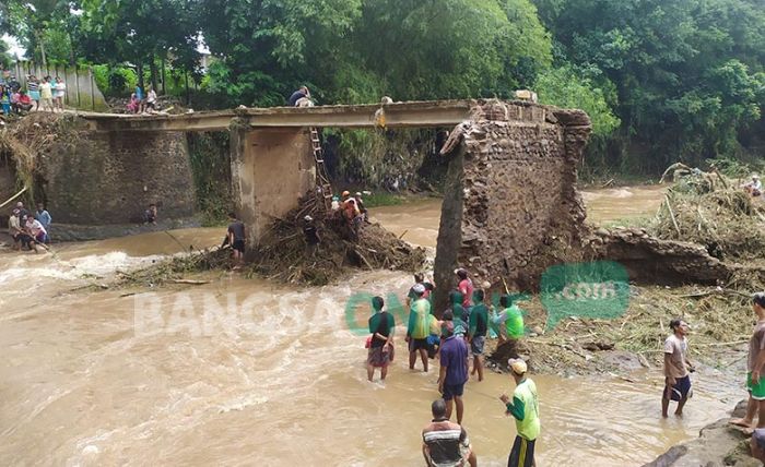 Diterjang Banjir Bandang, Jembatan di Bareng Putus Diterjang Banjir Bandang, Jembatan di Bareng Putus