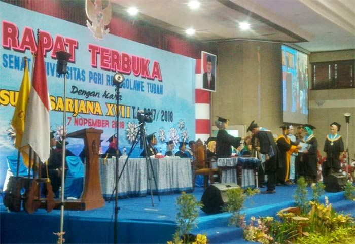 Ribuan Mahasiswa Baru Unirow Dikukuhkan