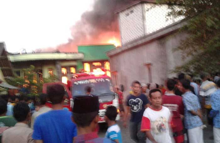 Rumah Pegawai Puskesmas Paciran Terbakar: Istri, Anak, dan Ibu Tewas Terpanggang Rumah Pegawai Puskesmas Paciran Terbakar: Istri, Anak, dan Ibu Tewas Terpanggang