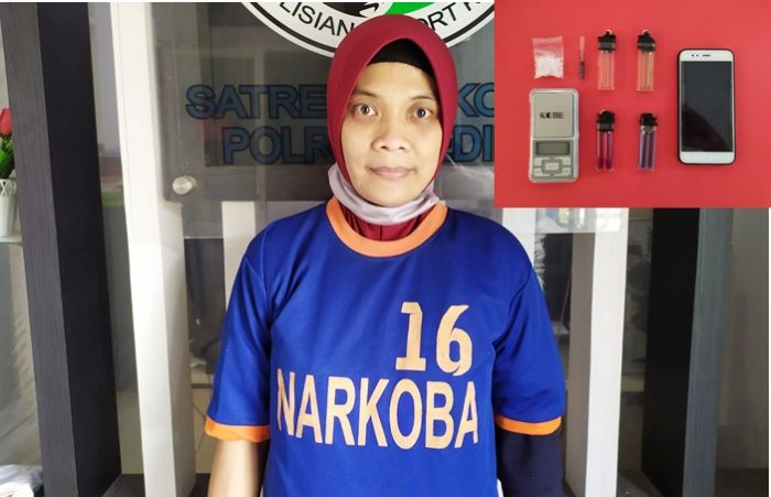 Edarkan Sabu, Ibu Rumah Tangga 37 Tahun di Kediri Diringkus Polisi Edarkan Sabu, Ibu Rumah Tangga 37 Tahun di Kediri Diringkus Polisi