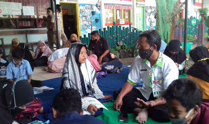 Belajar Daring, Puluhan Siswa Manfaatkan Wifi Gratis di Kecamatan Wonoasih