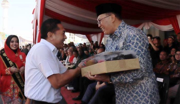 Hadiri Asia Africa Festival, Ketua DPRD Kota Pasuruan Serahkan Cinderamata Kepada Wali Kota Bandung Hadiri Asia Africa Festival, Ketua DPRD Kota Pasuruan Serahkan Cinderamata Kepada Wali Kota Bandung