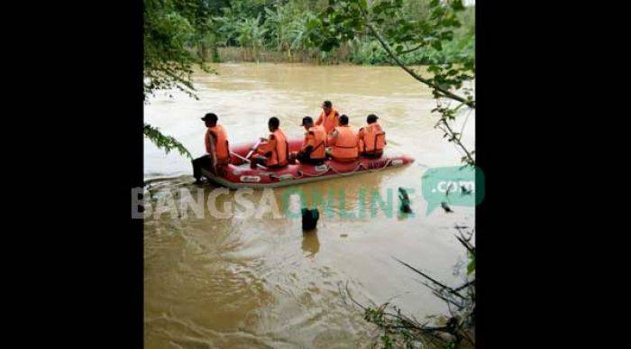 Sungai Kening di Soko Tuban kembali Makan Korban, Seorang Kakek Terseret Arus saat Banjir Sungai Kening di Soko Tuban kembali Makan Korban, Seorang Kakek Terseret Arus saat Banjir
