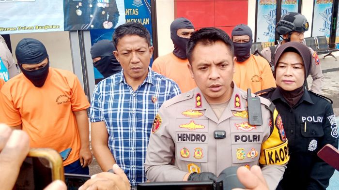 Polres Bangkalan Tangkap 4 Pengedar Narkoba saat Membeli Sate Polres Bangkalan Tangkap 4 Pengedar Narkoba saat Membeli Sate